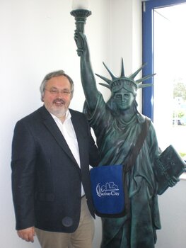 Herr Franz-Reinhard Habbel mit Freiheitsstatue von active-CIty